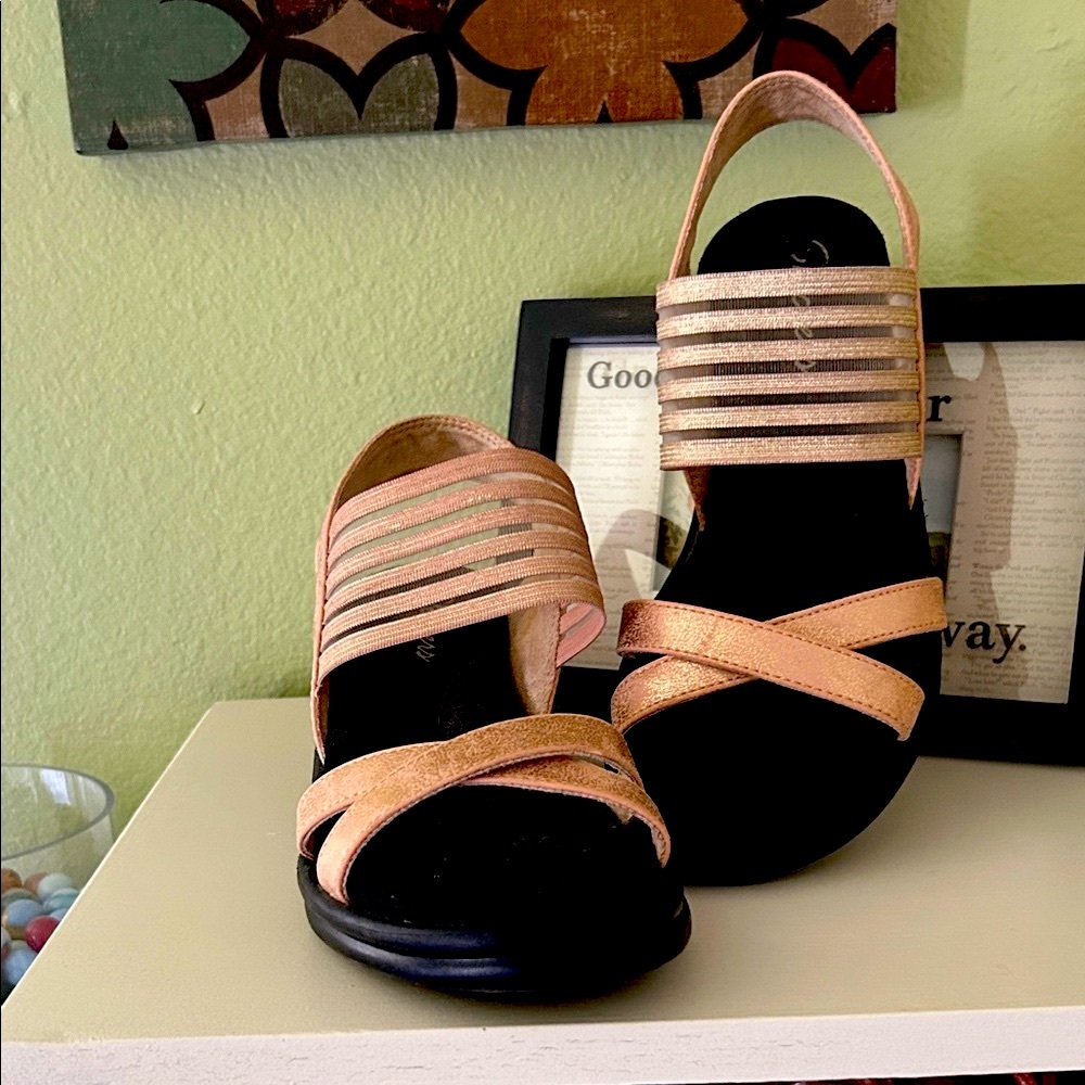 Skechers Women's Sandals in Rose Gold and Black size 7.5